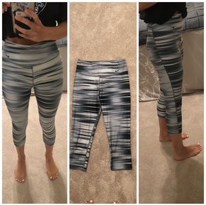 S- Cropped High Waisted Nike Gray Stripe Leggings